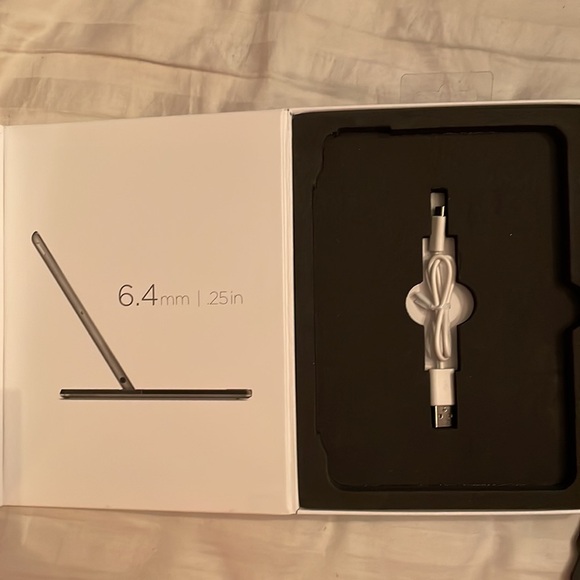 Logitech ultra thin magnetic Bluetooth clip on keyboard cover for iPad mini - Picture 3 of 8